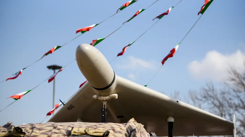 Eine-Shahed-136-wird-in-Teheran-waehrend-einer-jaehrlichen-Kundgebung-zum-Gedenken-an-die-islamische-Revolution-1979-ausgestellt