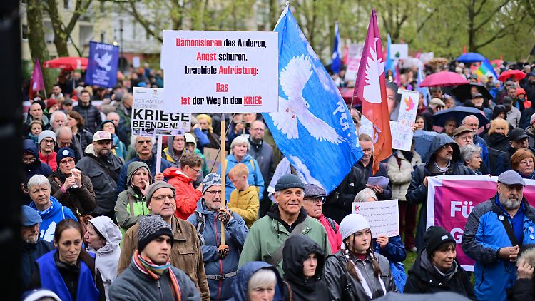 In Berlin nahmen nach ersten Angaben der Beamten rund 1800 Menschen an einem Ostermarsch unter dem Motto "Ja zum Frieden" teil.