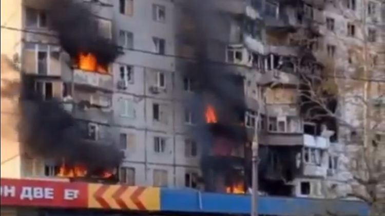 Dieser Wohnblock wurde laut ukrainischen Angaben angegriffen.