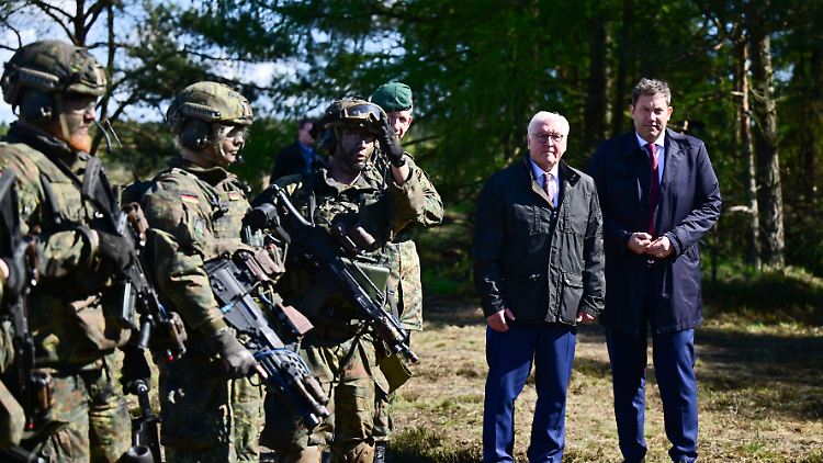 Unattraktiver Arbeitgeber: Viele neue Bundeswehr-Soldaten machen schon während der Probezeit wieder den Abflug. Lars Klingbeil (r.) will für eine bessere Ausstattung sorgen.