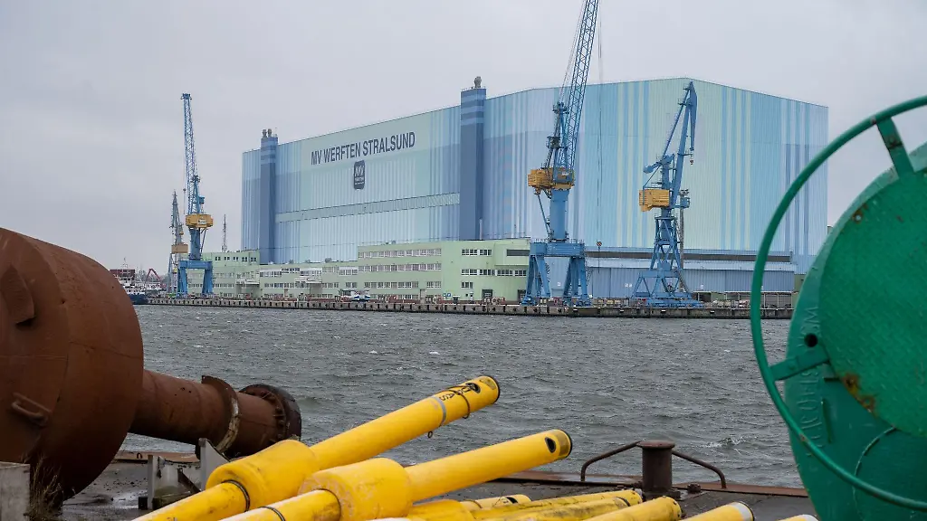 Blick-auf-die-Werfthalle-der-Volkswerft