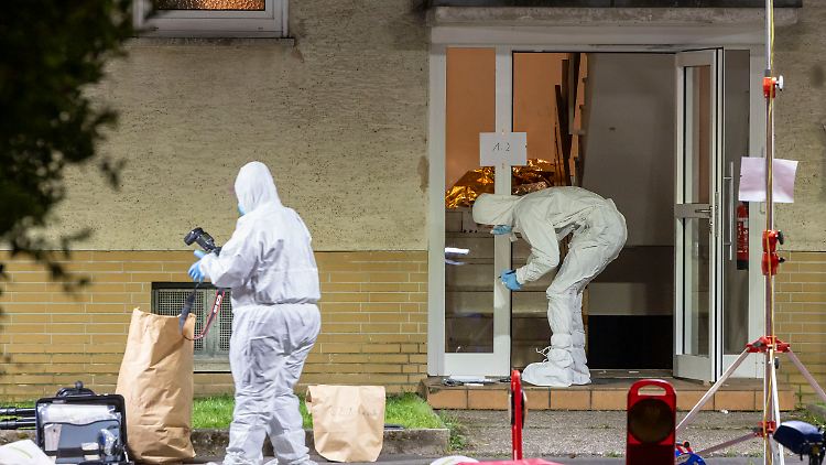 Die Spurensuche am Tatort habe am Ostersonntag weitgehend abgeschlossen werden können, teilten die Ermittler mit.