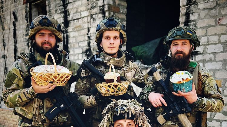 Beamte der Nationalpolizei posieren mit ihren Osterbroten.