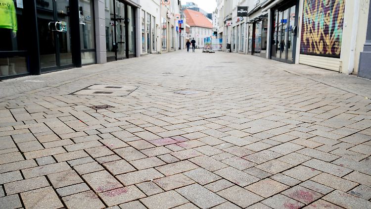Blutflecken in der Innenstadt von Oldenburg: Hier wurde der 21-Jährige durch Schüsse eines Polizisten getötet.