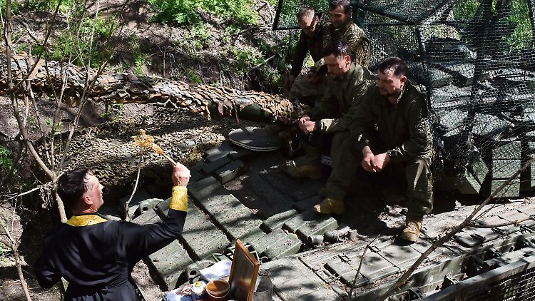 Ostergottesdienst an der Front: Ukrainische Soldaten in der Region Saporischschja.