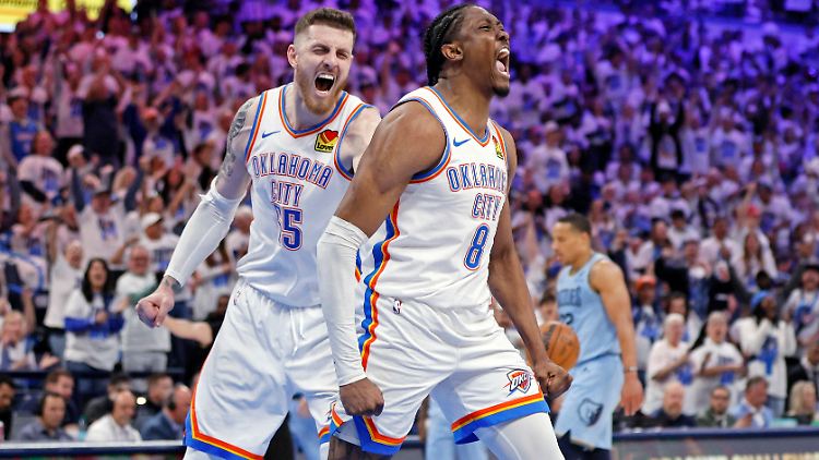 Oklahoma City Thunder Center Isaiah Hartenstein (links) und Forward Jalen Williams hatten Grund zur Freude gegen Memphis.
