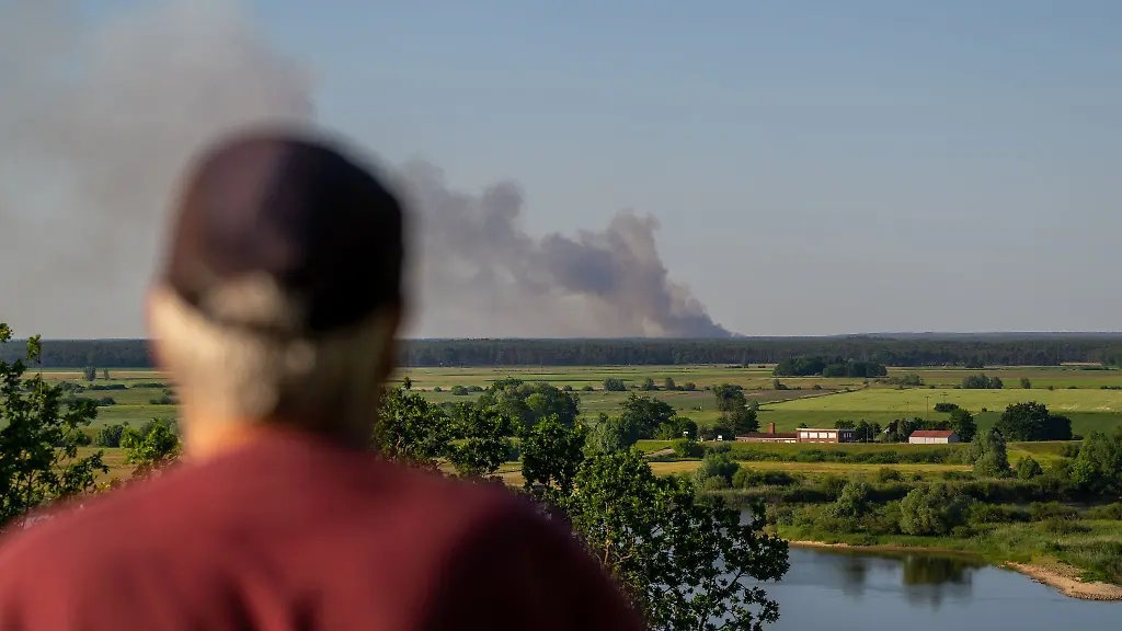 Rauch-ist-vom-niedersaechsischen-Hitzacker-vom-Waldbrand-bei-Luebtheen-zu-sehen