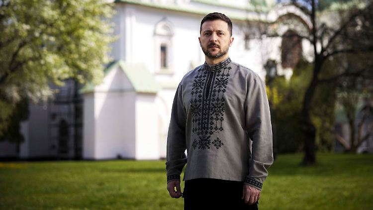 Selenskyj am Sonntag in einem traditionell bestickten Hemd.