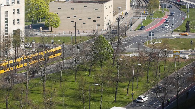 Der junge Mann soll nach dem Unglück im Zentrum von Dresden selbst den Notruf gerufen haben.