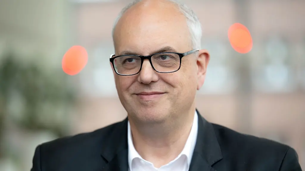 Andreas-Bovenschulte-Buergermeister-von-Bremen-verkuendet-die-Entscheidung-ueber-Partner-fuer-Koalitionsverhandlungen