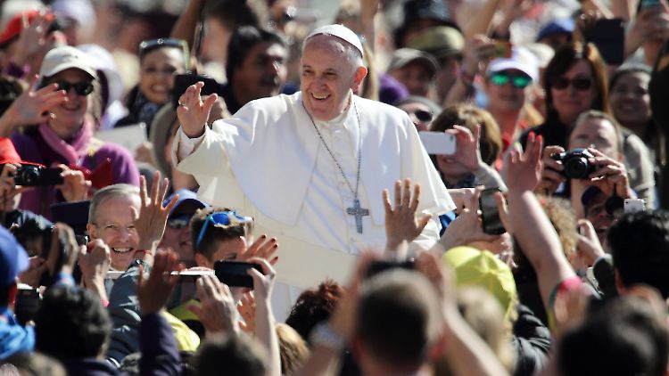 Eine "verbeulte Kirche" nah bei den Nöten der Menschen habe Franziskus einer sterilen Kirche, die um sich selbst kreise, vorgezogen, sagt Theologe Michael Seewald . 
