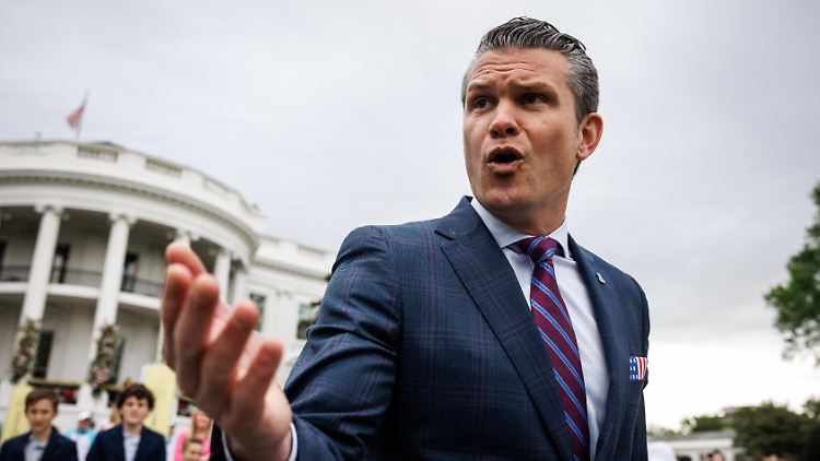 Verteidigungsminister Hegseth wehrt sich vehement gegen Kritik. 