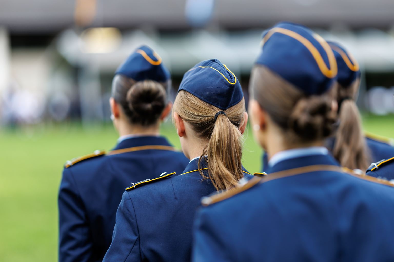 Frauen In Der Bundeswehr Pro Und Contra Von der Sekretärin zum General: Wie Frauen in der Bundeswehr an die