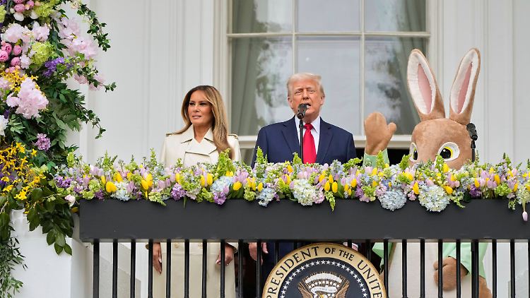 Präsident Donald Trump, First Lady Melania und ein Osterhase beim traditionellen Ostereierrollen vor dem Weißen Haus.