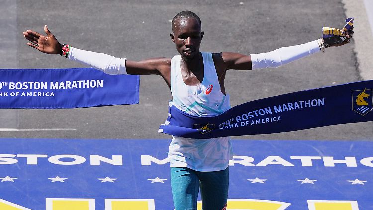 Nur etwas mehr als zwei Stunden braucht John Korir für die gut 42 Kilometer lange Strecke. 