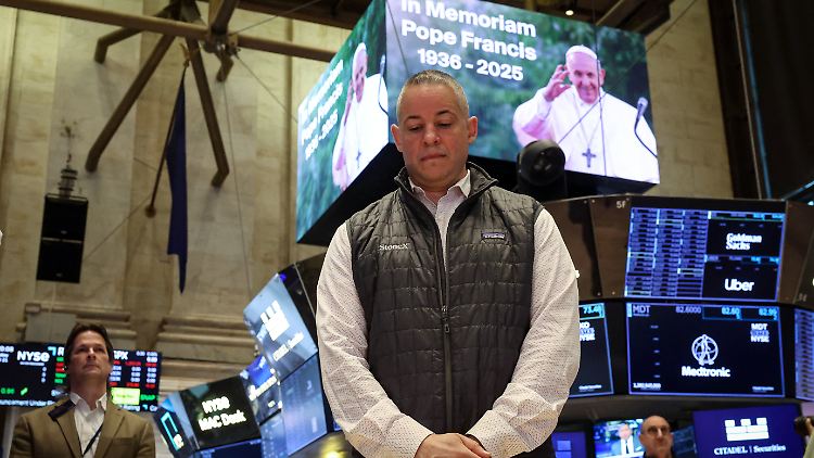 Mit einer Schweigeminute wird an der Wall Street des verstorbenen Papstes Franziskus gedacht.