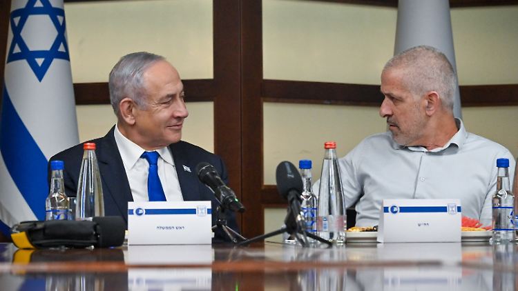 Der Geheimdienstchef Bar ist bei Netanjahu in Ungnade gefallen. Der Shin Bet hatte Verbindungen von Netanjahu-Mitarbeitern zu Katar untersucht, bei denen Geldzahlungen eine Rolle gespielt haben sollen.