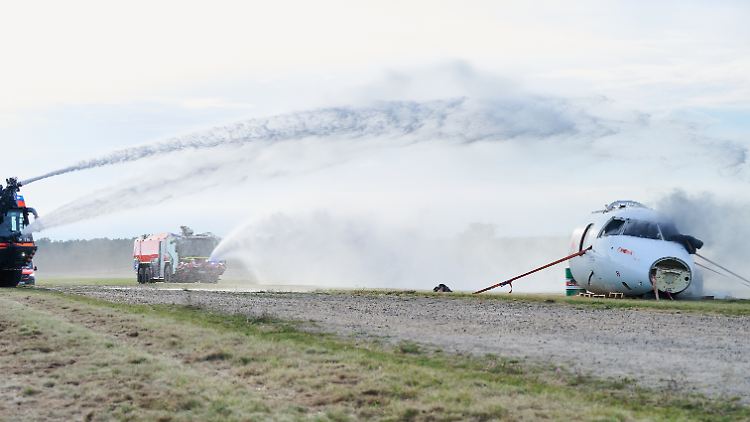 Einsatzkräfte proben am BER den Ernstfall. Für schwere Flugzeuge weist die Statistik aber nur wenige Unfälle aus.