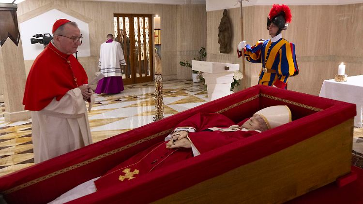 Der Vatikanische Staatssekretär, Kardinal Pietro Parolin, betet vor dem Leichnam von Papst Franziskus. 