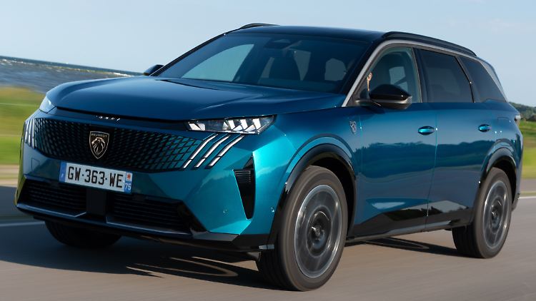Peugeot bietet den neuen 5008 seit 2024 auch mit Elektroantrieb an.
