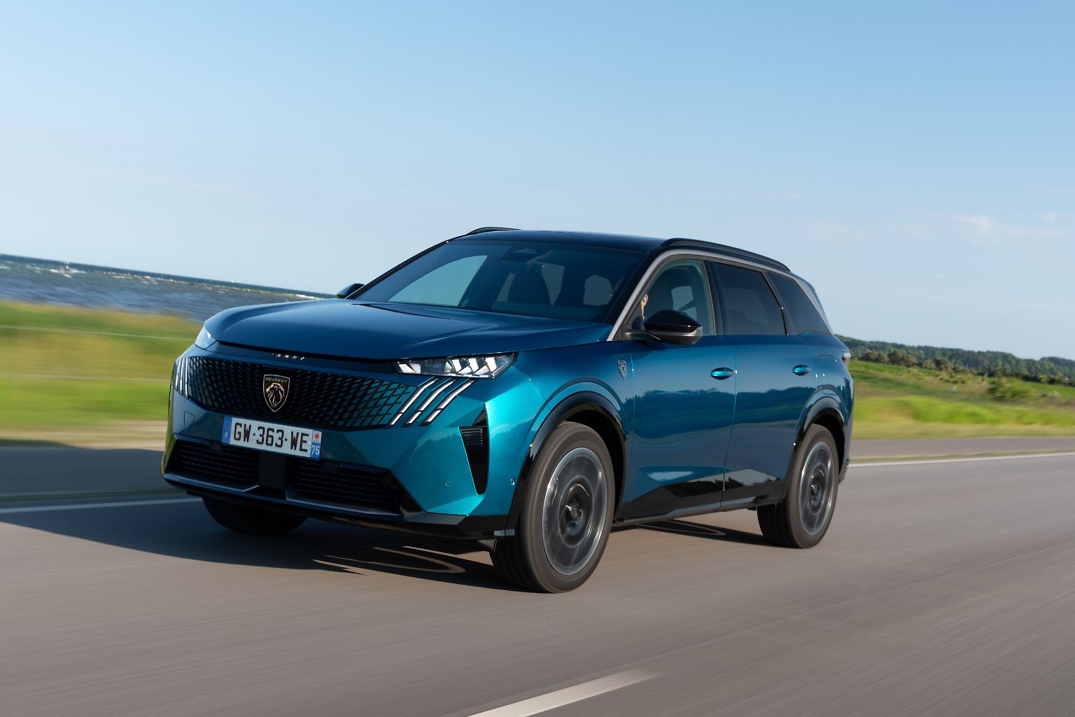 Seit Kurzem bietet Peugeot den neuen 5008 auch mit Elektroantrieb an.