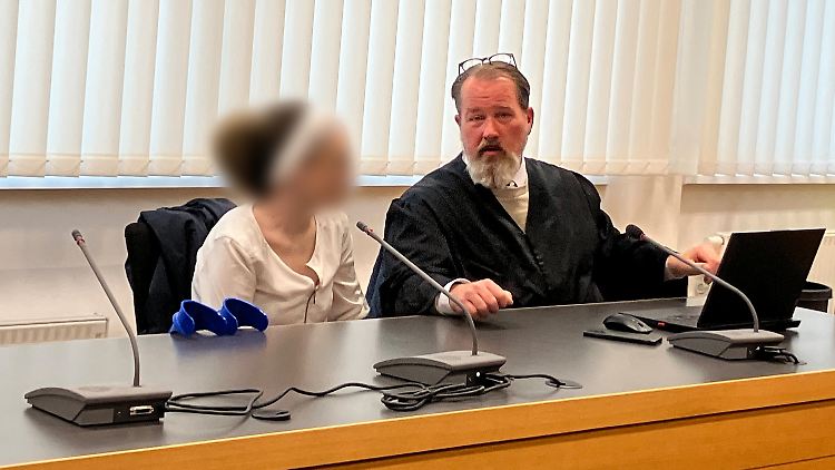 Die Frau ist wegen Misshandlung Schutzbefohlener und gefährlicher Körperverletzung angeklagt. 