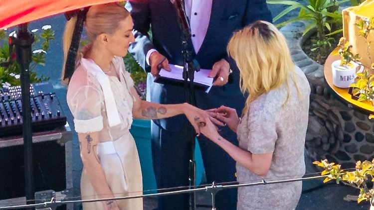 Mit dem Austausch der Ringe wurde ihre Trauung besiegelt: Kristen Stewart (r.) und Dylan Meyer.