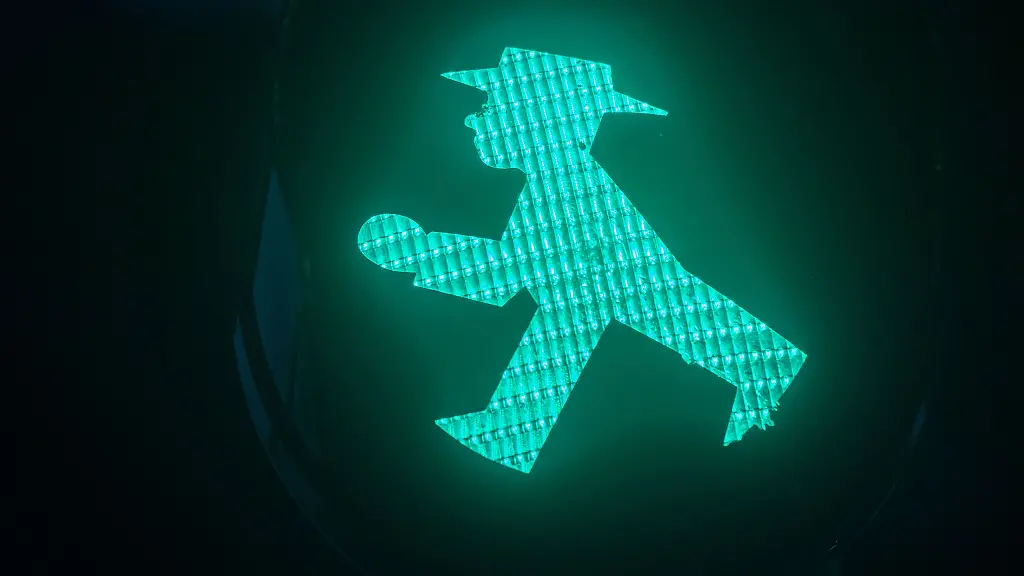 Ein-Gruenes-Ampelmaennchen-leuchtet-an-der-Ampel