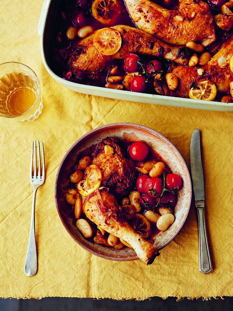 Türkische Chiliflocken machen das Ofenhähnchen mit scharfen, zitronigen Butterbohnenzum besonderen Genuss.