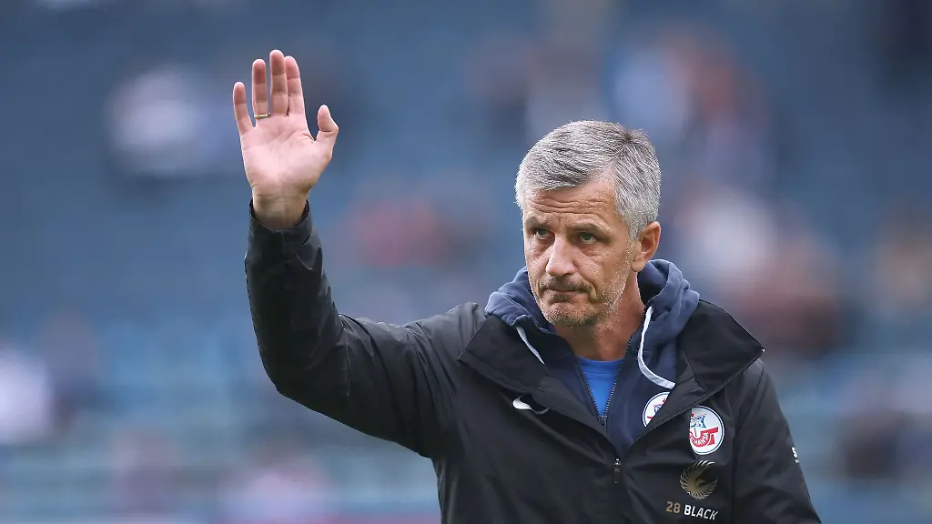 Der-Rostocker-Trainer-Jens-Haertel-winkt-vor-dem-Anpfiff