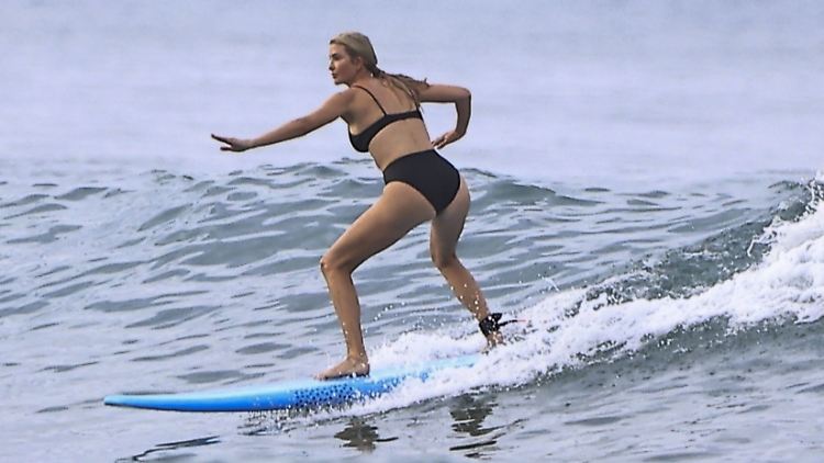 Macht auf dem Surfbrett eine gute Figur: Ivanka Trump.
