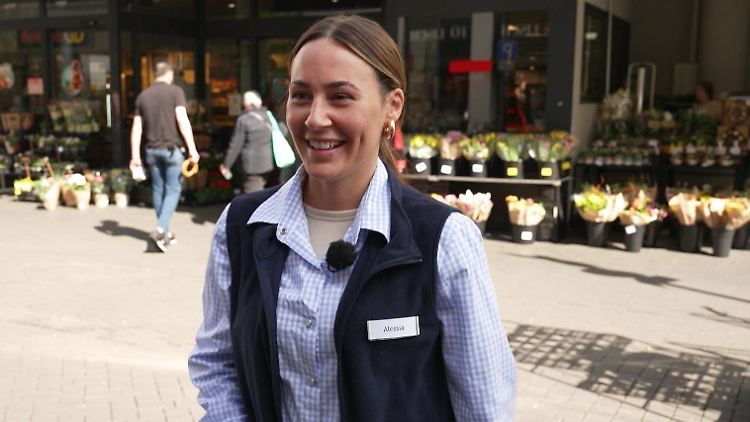Sie strahlt, weil sie an die Kasse darf: Alessia Herren erfüllt sich einen Traum.
