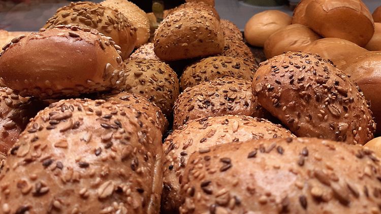 Öko-Test hat 36 Körnerbrötchen zum Aufbacken von (Bio-)Supermärkten, Discountern und  Drogerien in den Ofen geschoben. 