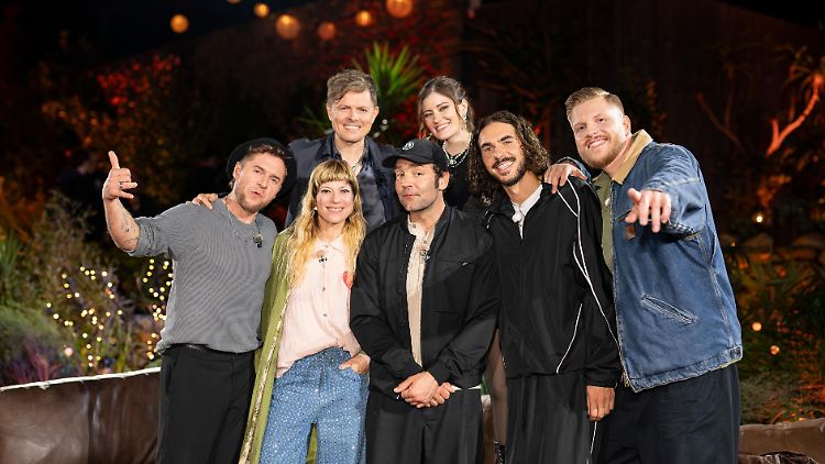 Diese fröhlichen Menschen tauschen ihre Songs: Johannes Oerding, Mieze Katz / MiA., Michael Patrick Kelly, Bosse, Madeline Juno, Boki / ClockClock, FiNCH (v.l.n.r.).