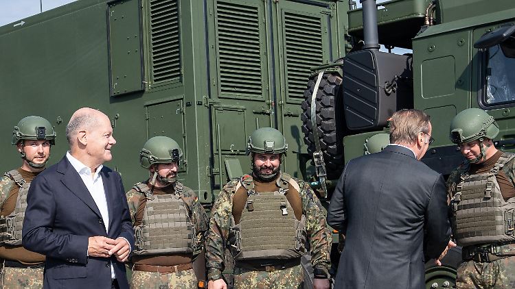 Verteidigungsminister Pistorius (r.) ist nicht nur bei der Truppe beliebt. Hat Bundeskanzler Scholz deswegen eine Wehrpflicht nach schwedischem Modell blockiert?