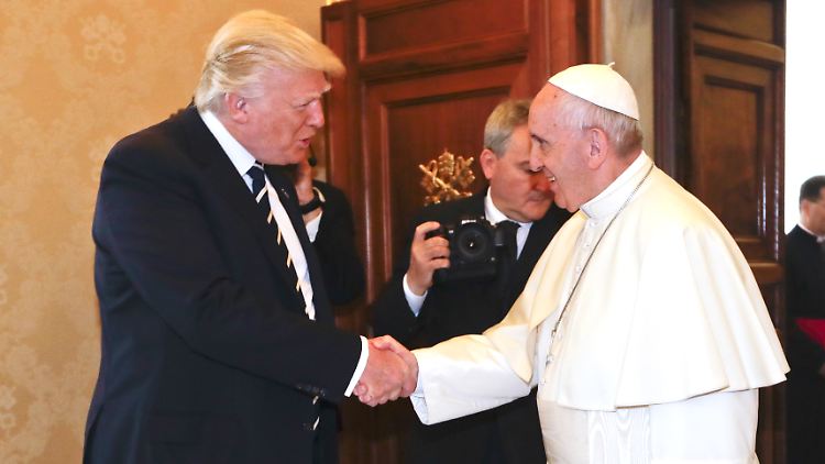 Trump reagierte anfangs distanziert auf den Tod des Papstes.
