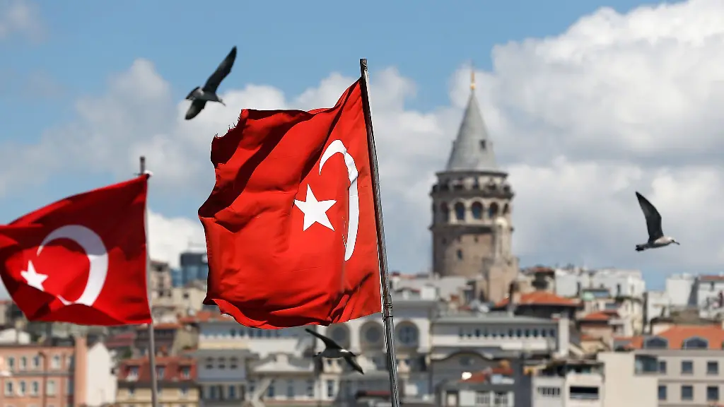 Tuerkische-Flaggen-wehen-in-Istanbul-Der-Leitindex-ISE-100-ist-auf-ein-Rekordhoch-geklettert-doch-die-Geldentwertung-geht-weiter