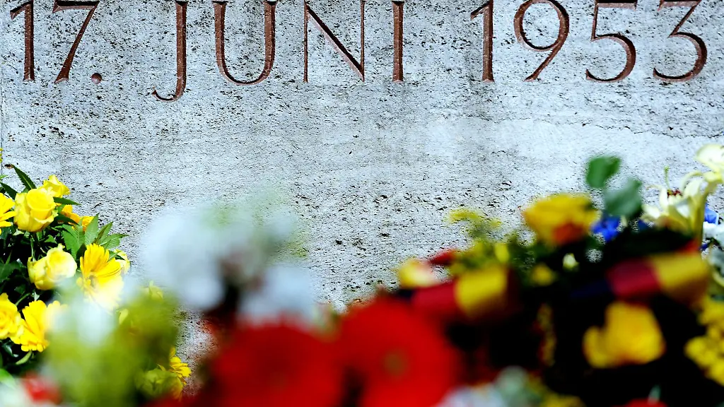 Kraenze-liegen-an-der-Gedenkstaette-fuer-die-Opfer-des-Volksaufstands-in-der-DDR-vom-17-06-1953