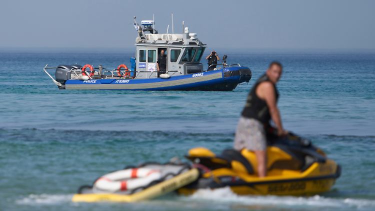 Rettungskräfte suchen im Meer vor der Stadt Hadera nach dem vermissten Schwimmer.