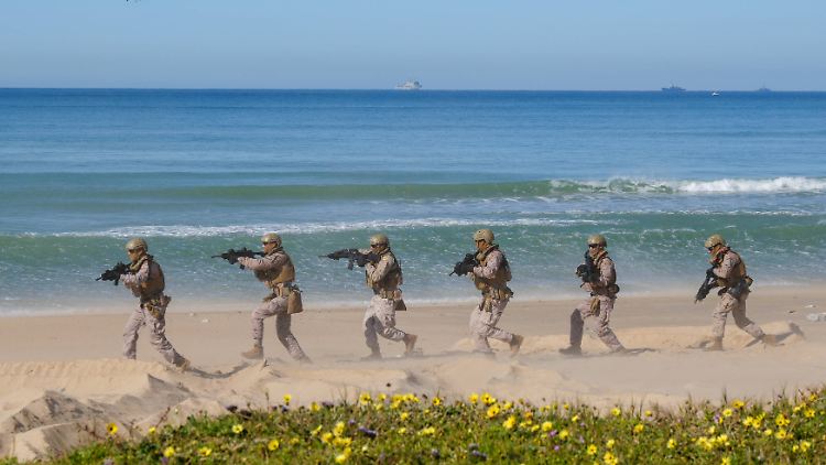 Zehn Milliarden sollen ins spanische Militär fließen.