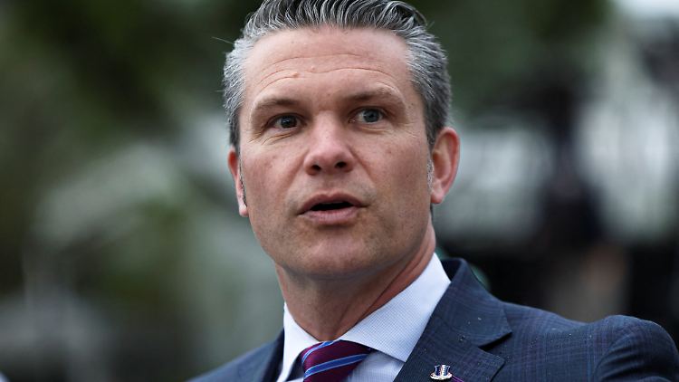 Dass er Militärinformationen auf Signal mit seiner Ehefrau geteilt hat, findet Pete Hegseth nicht schlimm.