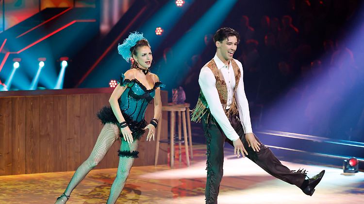 Diego Pooth (r.) schwingt noch einmal das Tanzbein.