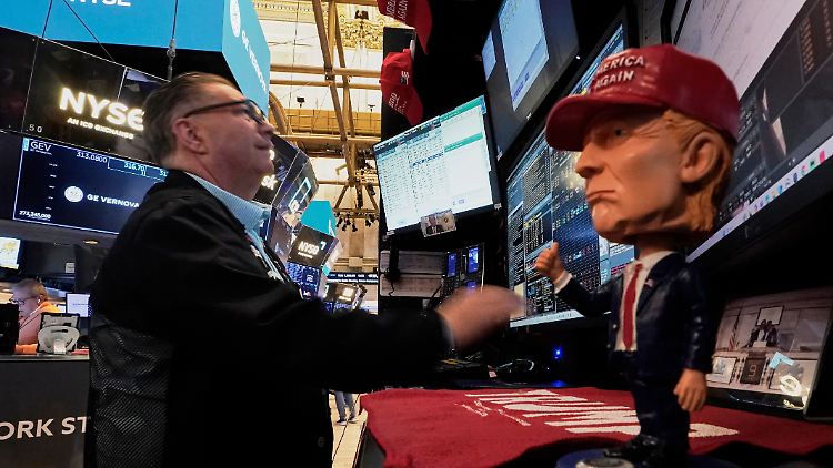 Trumps Angriff auf Fed-Chef Powell hält die US-Börsen auf Trapp. 