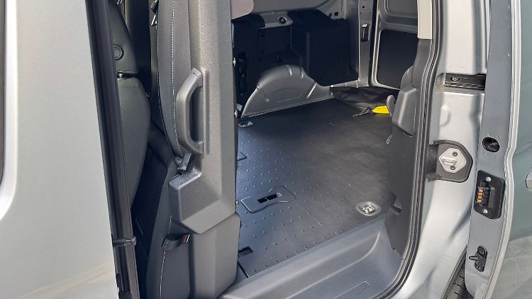 Einfach am Griff ziehen, schon steht die Sitzbank für den Personentransport bereit inklusive Trennwand zum Separieren des Laderaums.