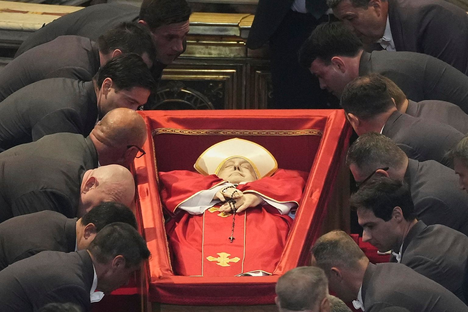 Papst Franziskus tritt seine letzte Reise an: ...
