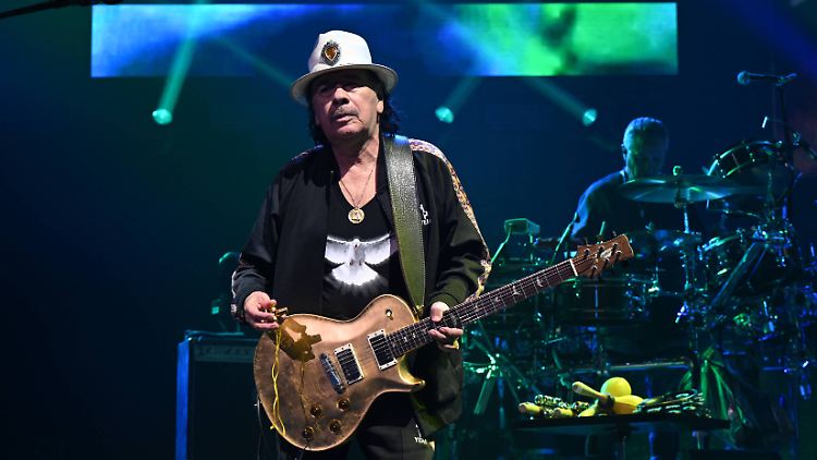 Carlos Santana musste ins Krankenhaus.