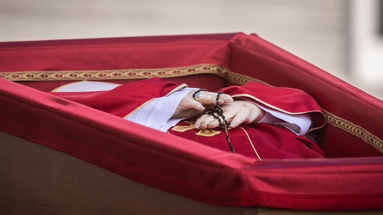 Auch im Tod gibt sich Papst Franziskus hemdsärmlig: Er liegt, anders als sein Vorgänger, in einem schlichten Holzsarg. 