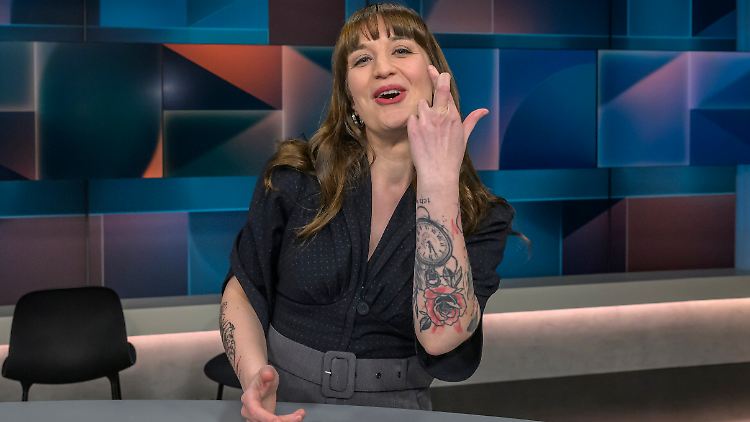 Plaudert über die Kunst auf ihrem Körper: Heidi Reichinnek.