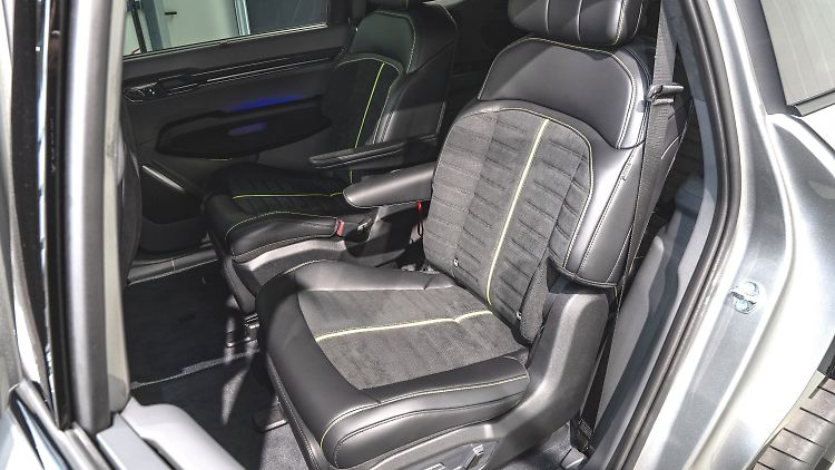 Sogar die hinteren Fahrgäste des Kia EV9 GT dürfen auf sportlicher inszenierten Sitzen Platz nehmen.