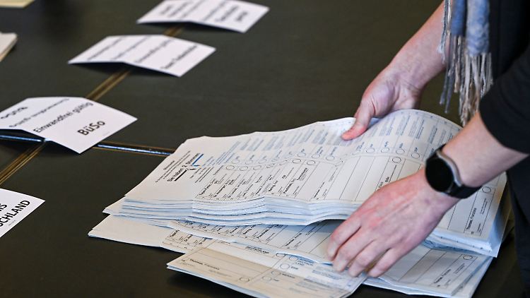 Das BSW sieht sich benachteiligt: Die Partei war auf vielen Wahlzetteln kurz unterhalb einer Falte gelistet und hat eine Namensähnlichkeit mit einer kleineren Partei.